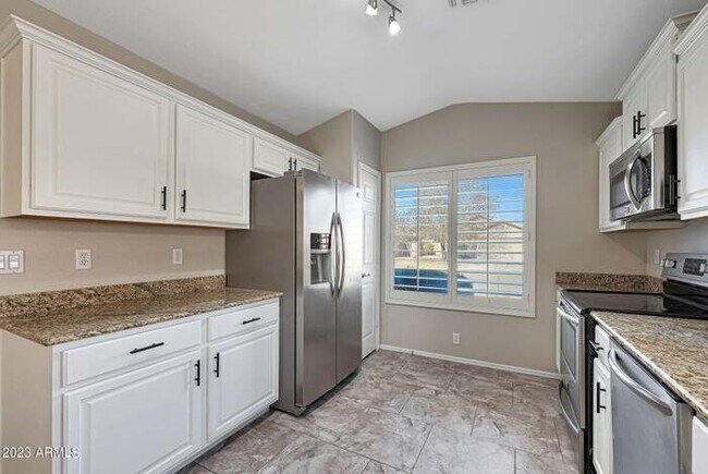 Building Photo - Stunning 3-bedroom, 2-bath home