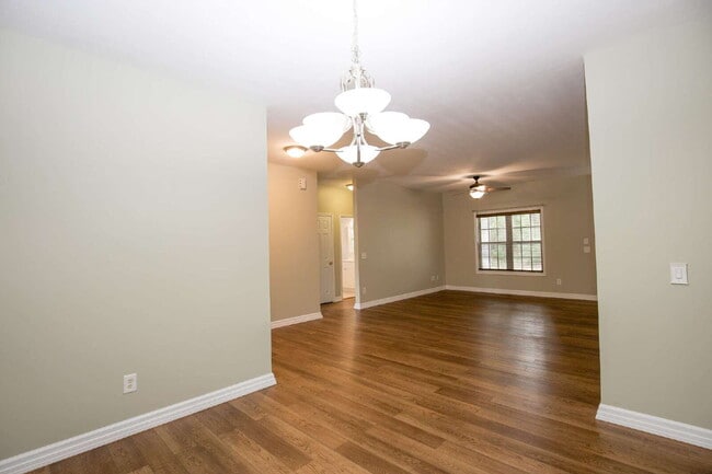 Building Photo - 110 Willow Creek Ln