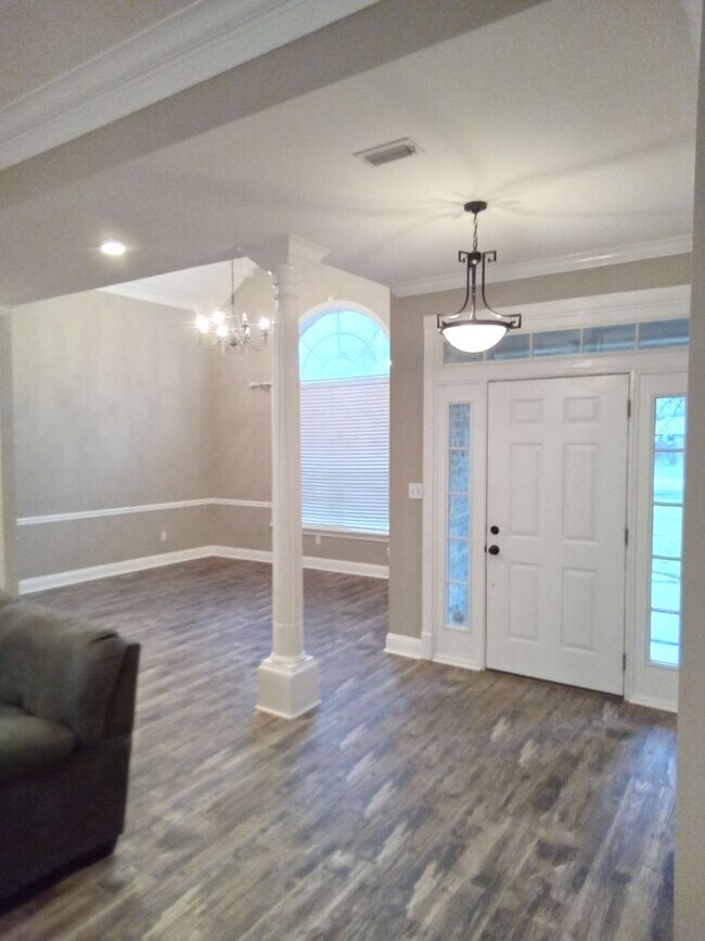 Building Photo - ****Woodlake South****MUST SEE**