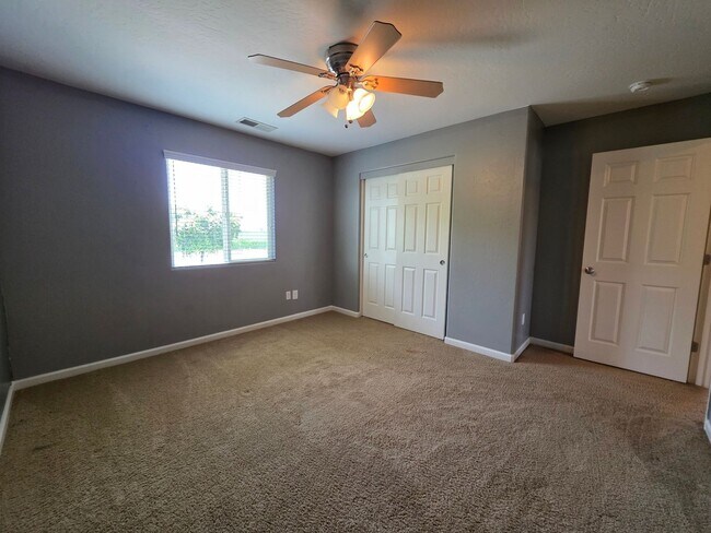 Building Photo - 4 bedroom 3 bathroom in SE Visalia!