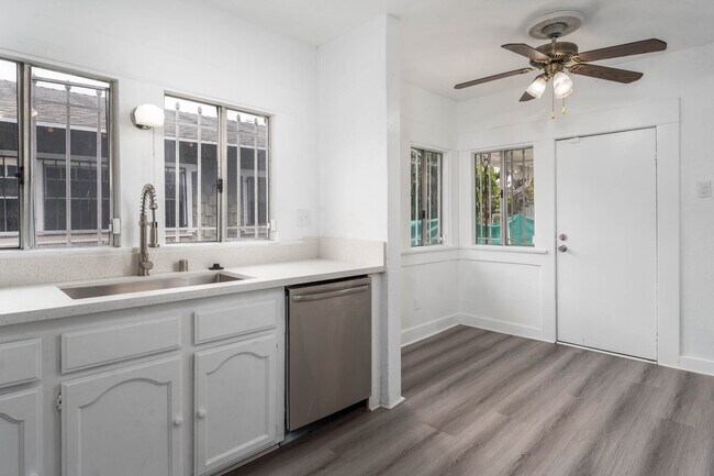 Building Photo - 2022 W 31st St