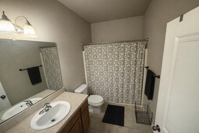 Building Photo - Charming 3-Bedroom Home in NE Bend, Oregon - PENDING APPLICATION