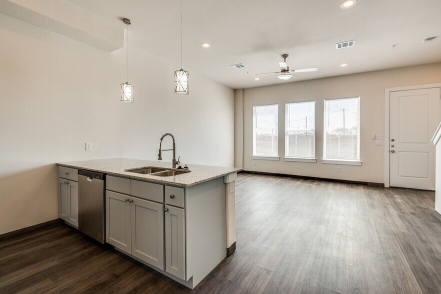 Building Photo - Oak Creek at University Place