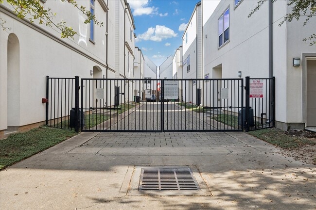 Building Photo - 405 N Nagle St