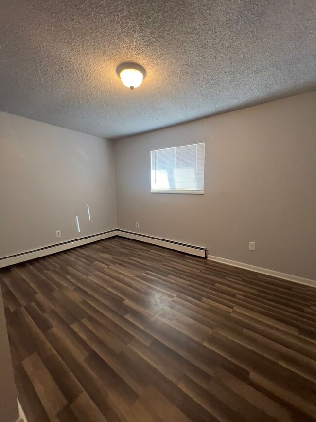 Building Photo - 4 bedroom 1 Bath w/ fenced yard