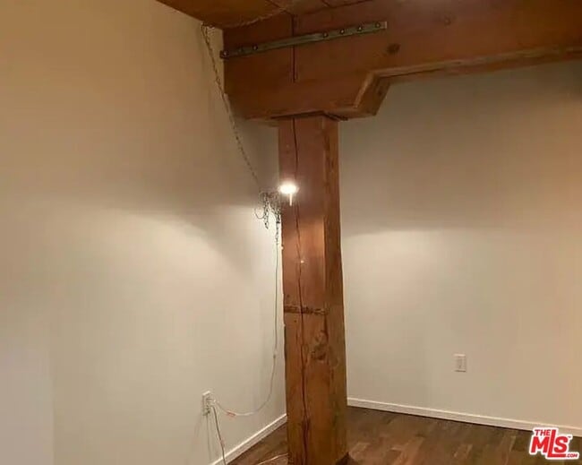 Building Photo - 530 S Hewitt St