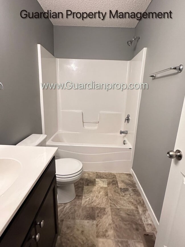 Building Photo - Champlin Town Home, 2 Car Garage, Dishwasher, Washer/Dryer, Balcony, May/June Move in Dates