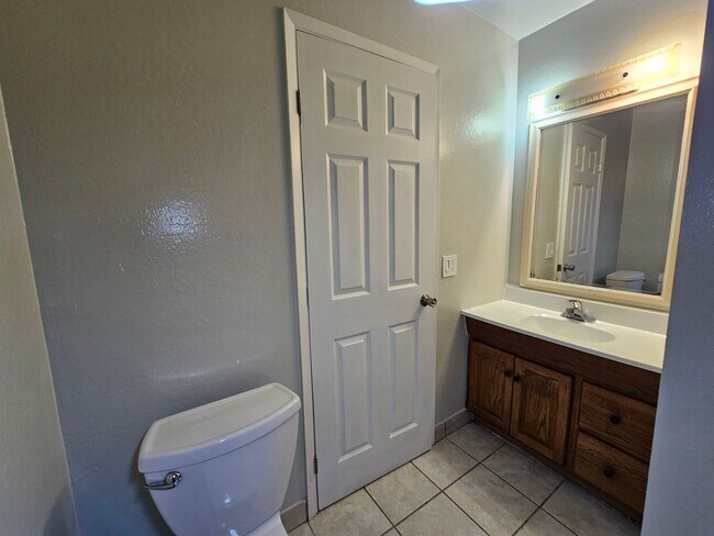 Building Photo - Sunny and Bright 2 Bedroom Townhouse in Vallejo CA