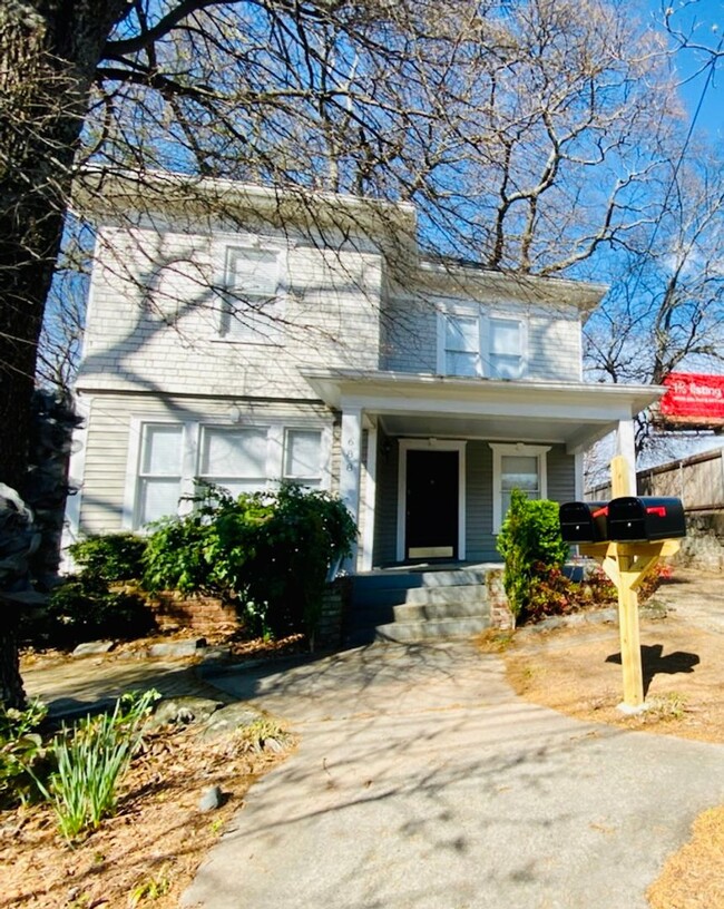 Primary Photo - 688 Linwood Ave NE