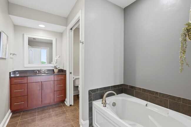 Building Photo - 701 Royal Ct