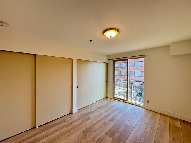 Building Photo - Stunning 1b1b condo in Queen Anne