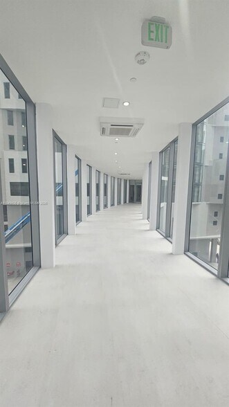 Building Photo - 700 NE 24th St