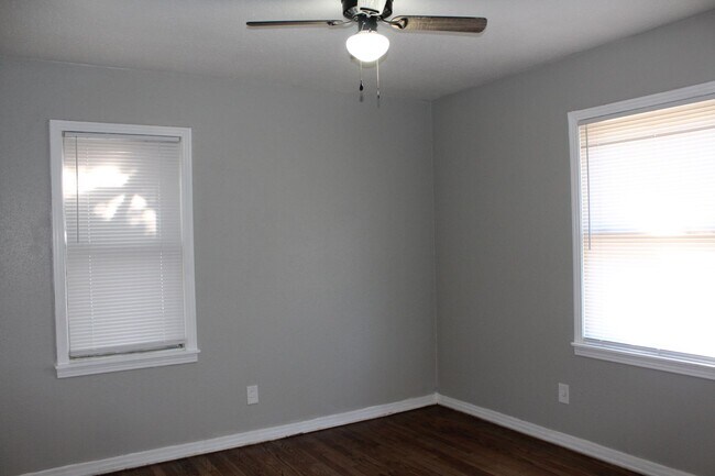 Building Photo - 3 bedrooms with appliances!