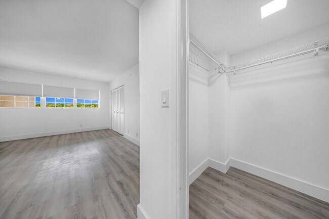 Building Photo - 3151 S Palm Aire Dr