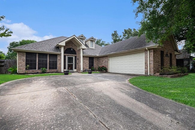 Building Photo - 1813 Oakwood Dr E