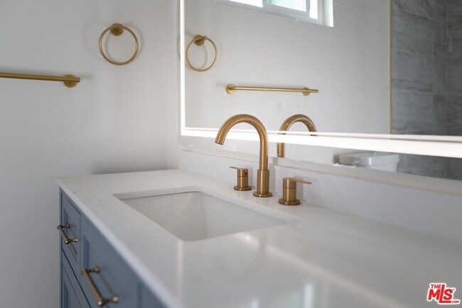 Building Photo - 860 S Kingsley Dr