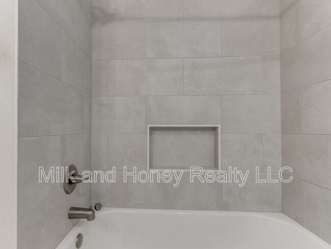 Building Photo - 3004 Kent Dr