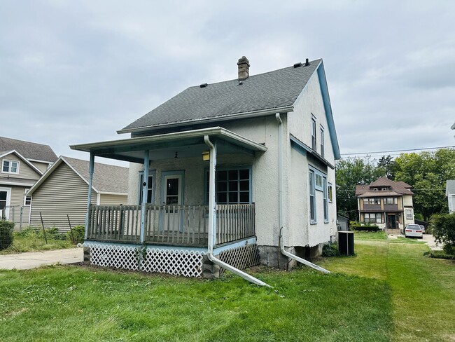 Building Photo - 1253 S Walnut Ave