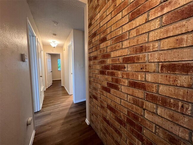 Building Photo - 2800 Goldbridge Dr