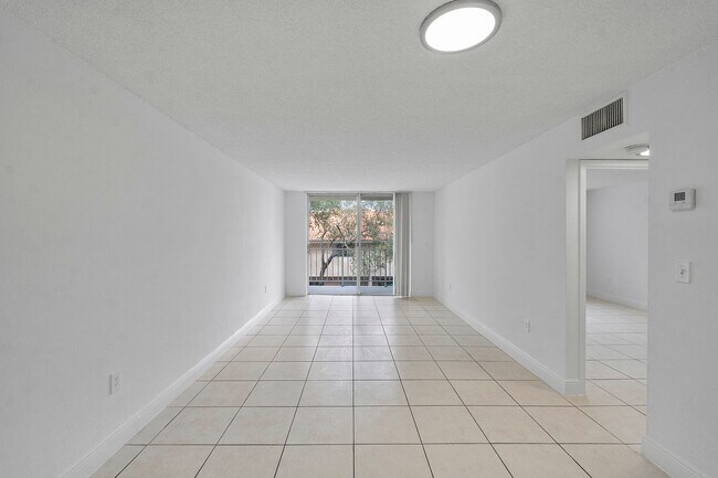 Building Photo - 1-Bedroom, 1.5-Bathroom Apartment in North Miami – Prime Location!