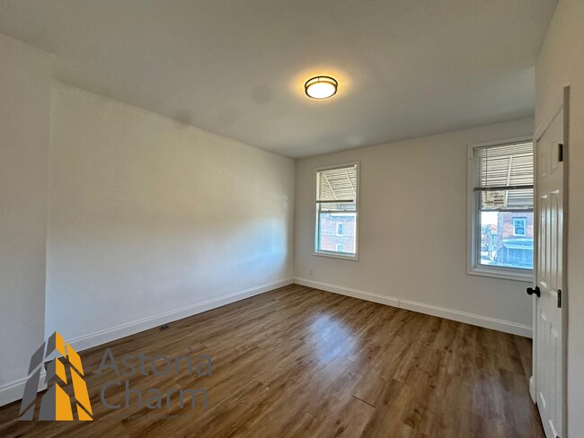 Building Photo - 3 Bedroom or 2 Bedroom with Den featuring Fenced Yard and Updated Kitchen