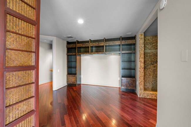 Building Photo - Gorgeous Park Laurel condominium