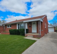 Building Photo - Updated 3 Bedroom w/ Granite, updated cabinets + Stainless Appliances in Kitchen – 1.5 Bath, Semi...
