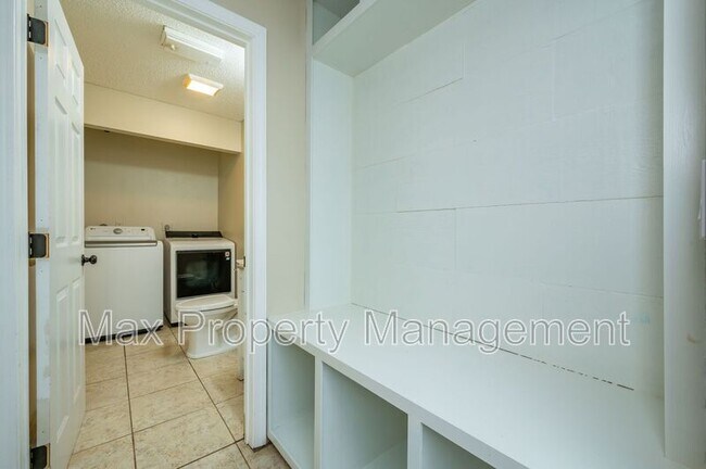 Building Photo - 9408 Horton Ave