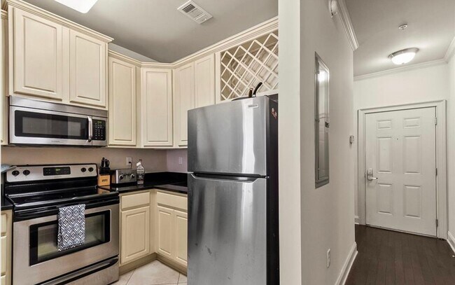 Building Photo - 2 bedroom, 2 bath Condo available Fall ‘25