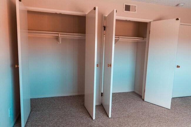 Building Photo - Los Feliz/Hollywood Hills AMAZING 6 Bed/4 Bath/Pool Luxury Home for Lease!