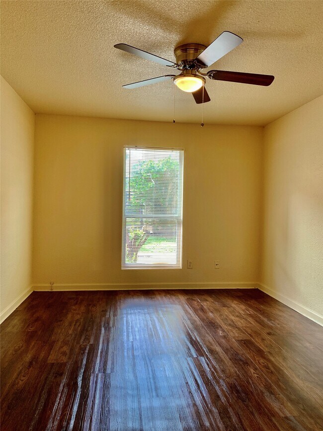 Building Photo - 8100 Creekbend Dr