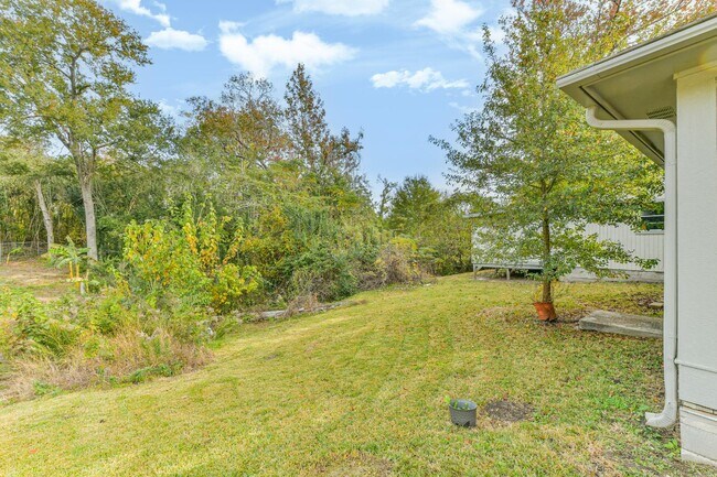 Building Photo - 305 Red Haven Dr