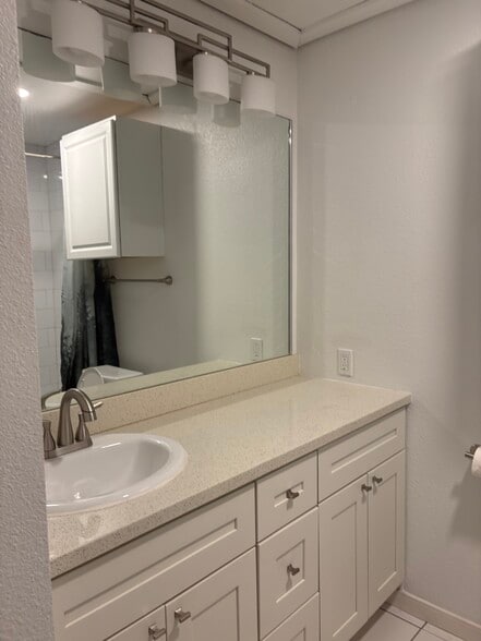 Ample storage space/cabineys - 4209 Marathon Blvd