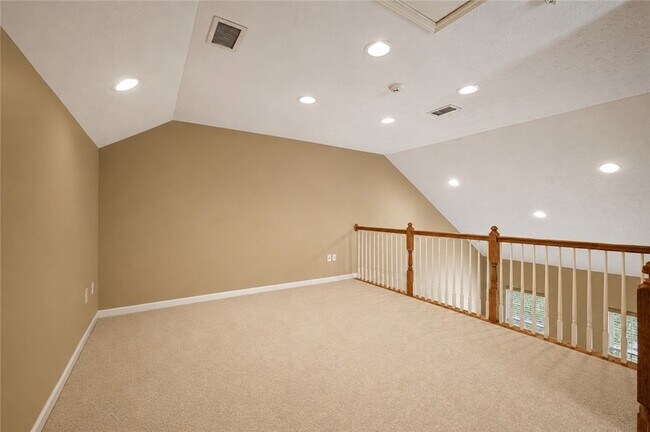 Building Photo - 208 Village Pl