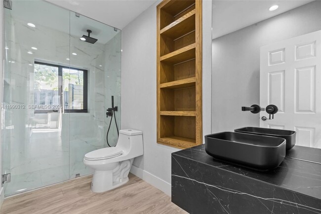 Building Photo - 116 W 1st Ct