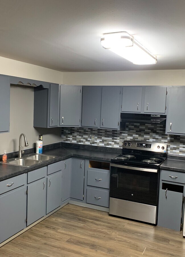 Building Photo - 930 Iowa Ave