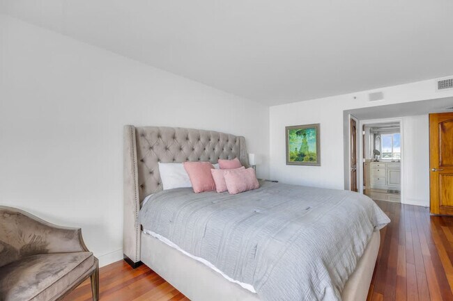 Building Photo - 1717 N Bayshore Dr