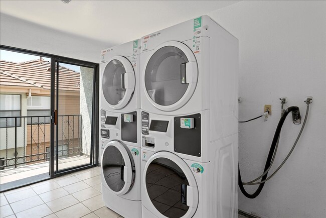 Building Photo - 631 E Elk Ave