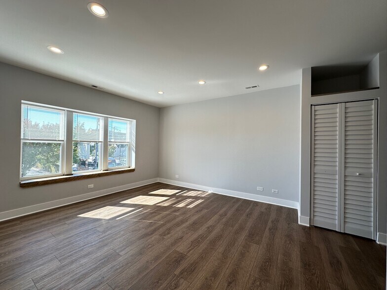 Building Photo - 3358 W Montrose Ave