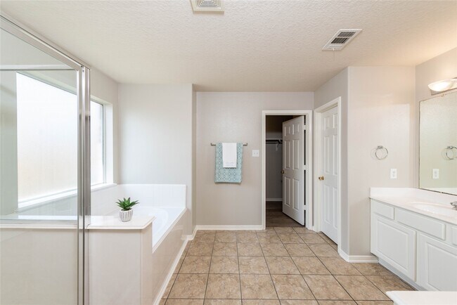 Building Photo - 3902 Tulip Glen Ct