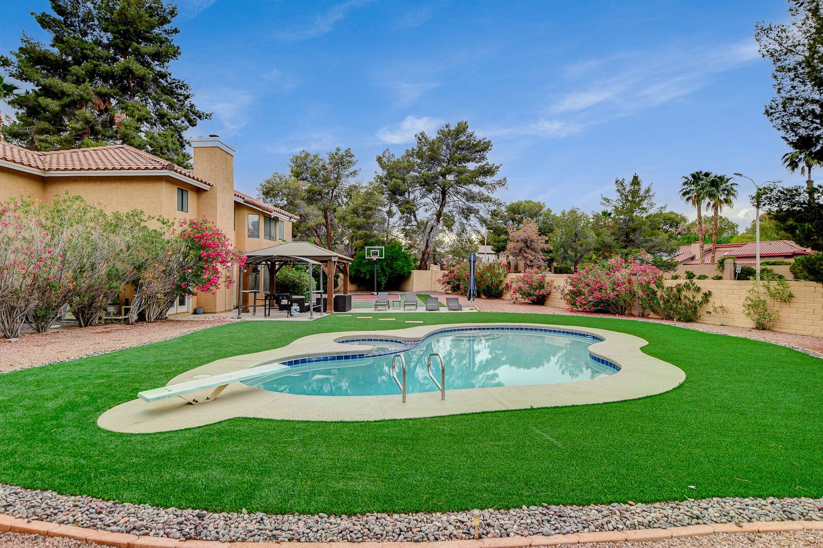 Building Photo - 2224 Lucerne Ct