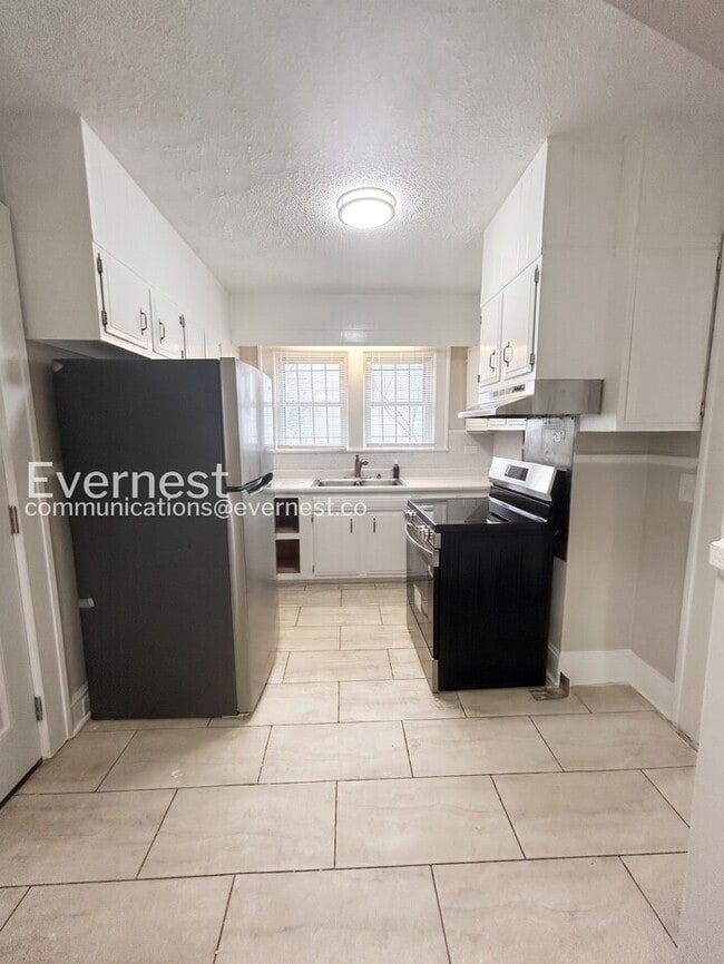 Building Photo - 856 N Cameron Ave