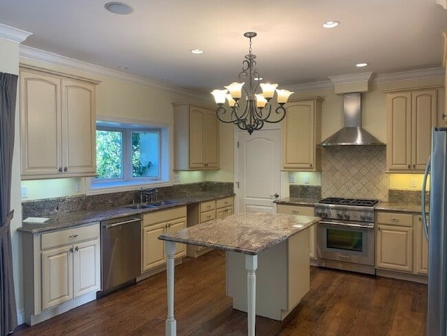 Building Photo - Beautiful Home Downtown Menlo Park