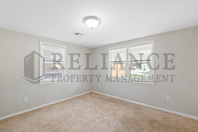 Building Photo - 617 N Clara St