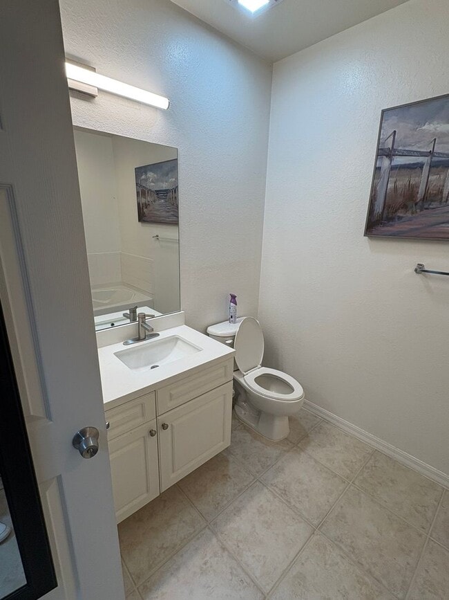 Building Photo - Bright & Beautiful 2/2 Condo in The Estate...