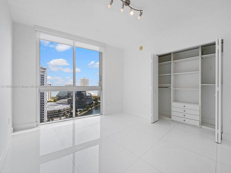 Building Photo - 495 Brickell Ave