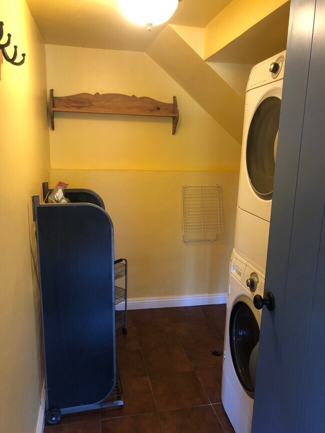 Building Photo - Country Charm In The City!