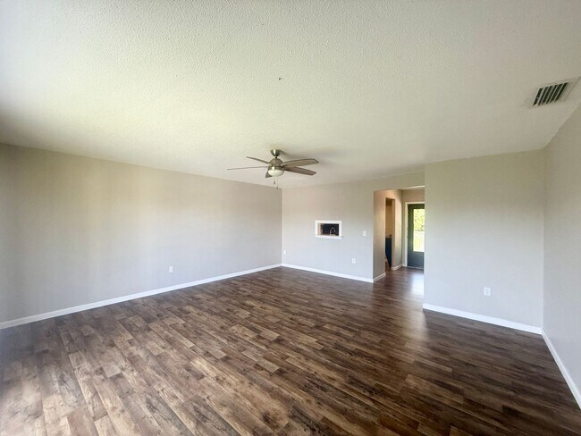 Building Photo - Centrally Located 2Bed/2Bath Condo for Rent in Sarasota