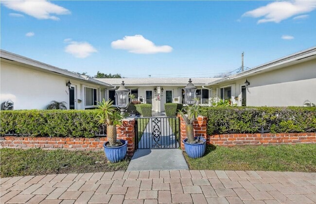 Building Photo - 2847-2853 NE 30th St