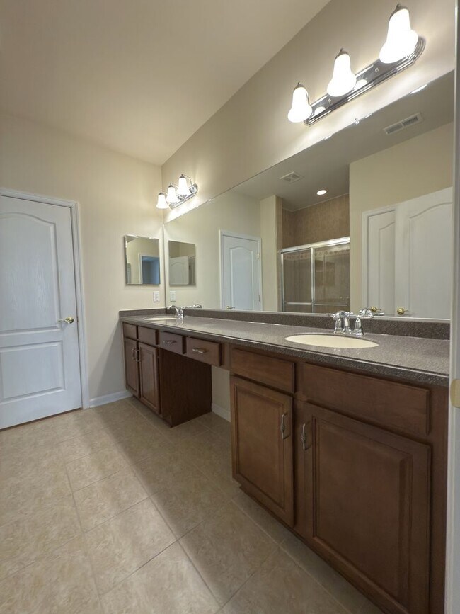 Building Photo - 3 Bedroom, 2.5 Bath, Loft, 2-Car Garage Ho...